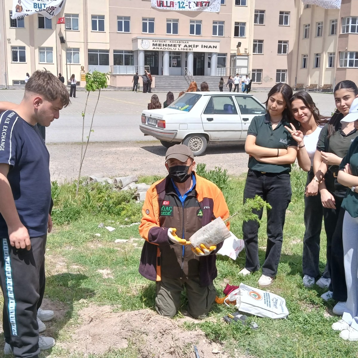 AĞAÇ DEDE: OKUL BAHÇESİNE 350 ADET FİDAN DİKTİK