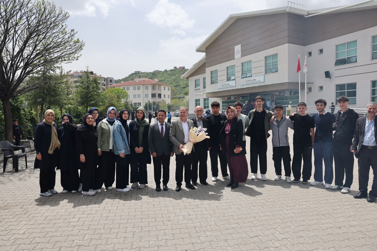 BAŞKAN ÖZDOĞAN GENÇLERLE KARİYER GÜNLERİ’NDE BULUŞTU