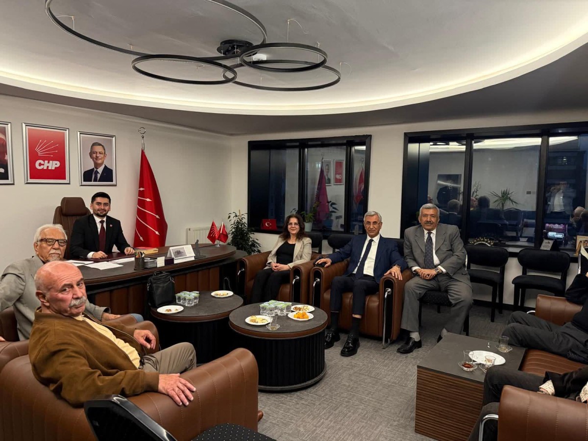 CHP'NİN ESKİ İL BAŞKANLARI YENİ İL BAŞKANI İLE BULUŞTU 