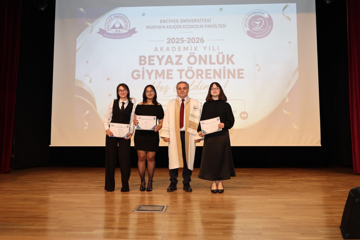 ERÜ'DE ECZACILIK FAKÜLTESİNDE ÖNLÜK GİYME TÖRENİ DÜZENLENDİ 