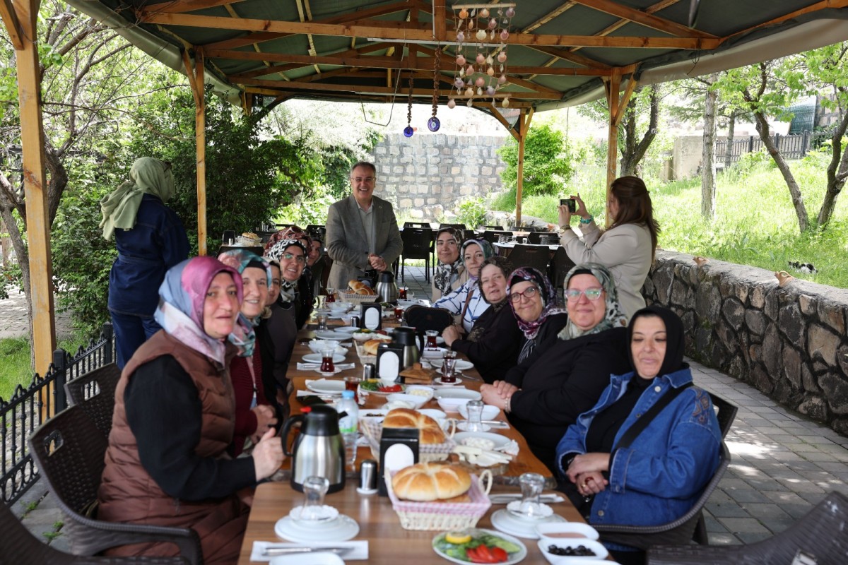 BAŞKAN ÖZDOĞAN, İŞİTME ENGELLİ KUR’AN KURSU ÖĞRENCİLERİNİ MİSAFİR ETTİ