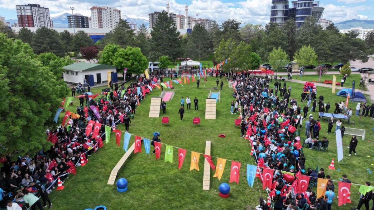 KOCASİNAN’DA GENÇLİK ŞÖLENİ’NE YOĞUN İLGİ
