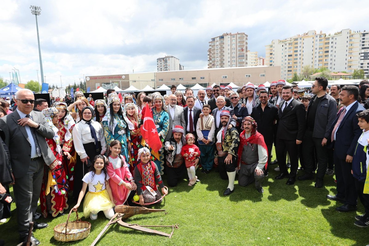 19 MAYIS KUTLAMALARINDA GENÇLERİN COŞKUSUNA ORTAK OLDULAR