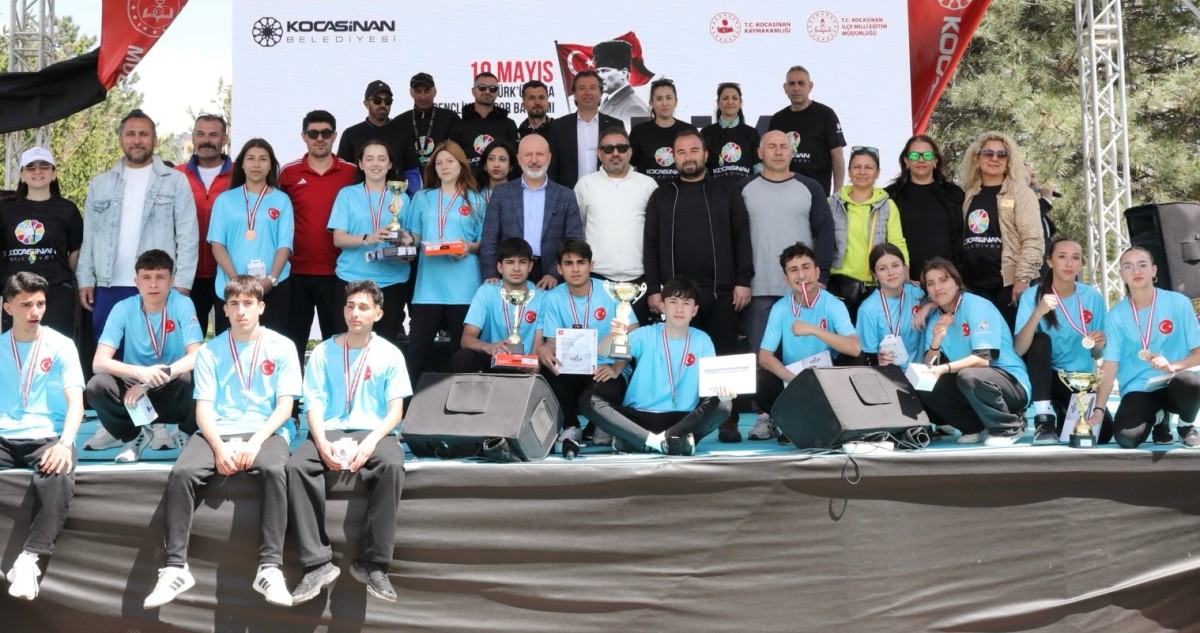 KOCASİNAN’DA GENÇLİK ŞÖLENİ MUHTEŞEM FİNALLE TAMAMLANDI