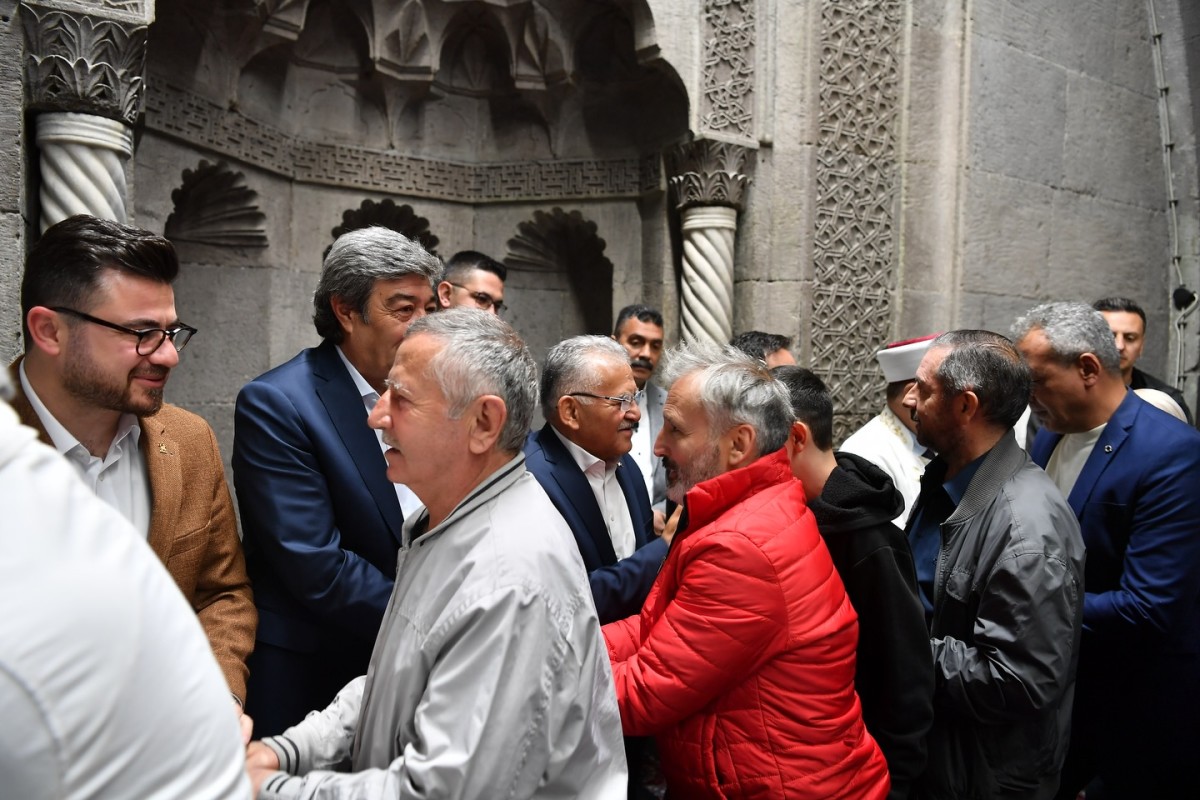 BAYRAM SABAHI VATANDAŞLARLA BAYRAMLAŞTILAR