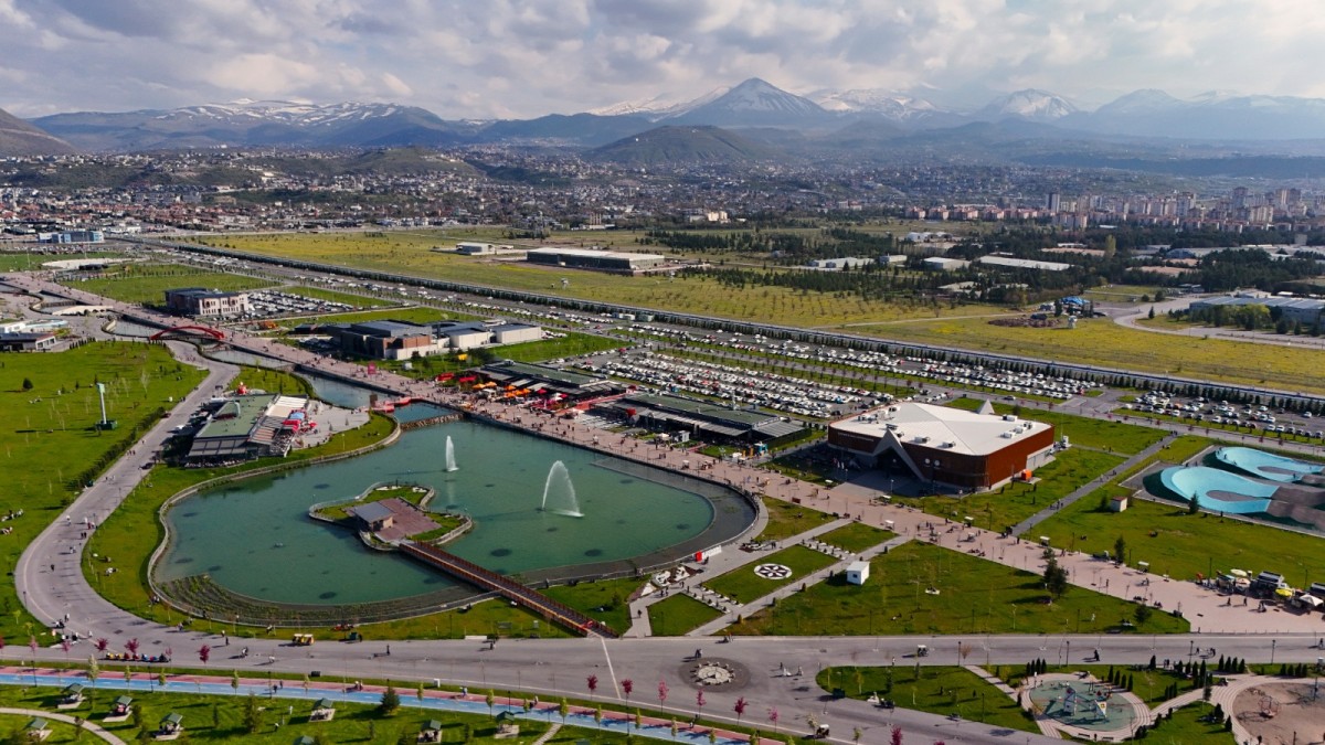MİLLET BAHÇESİ, BAYRAMDA DA KAYSERİLİLERİN GÖZDESİ