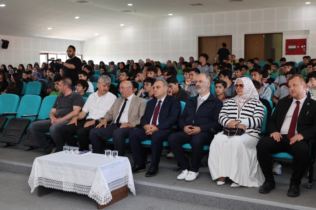 REKTÖR ALTUN, DEVELİ'DE ÖĞRENCİLER İLE BULUŞTU