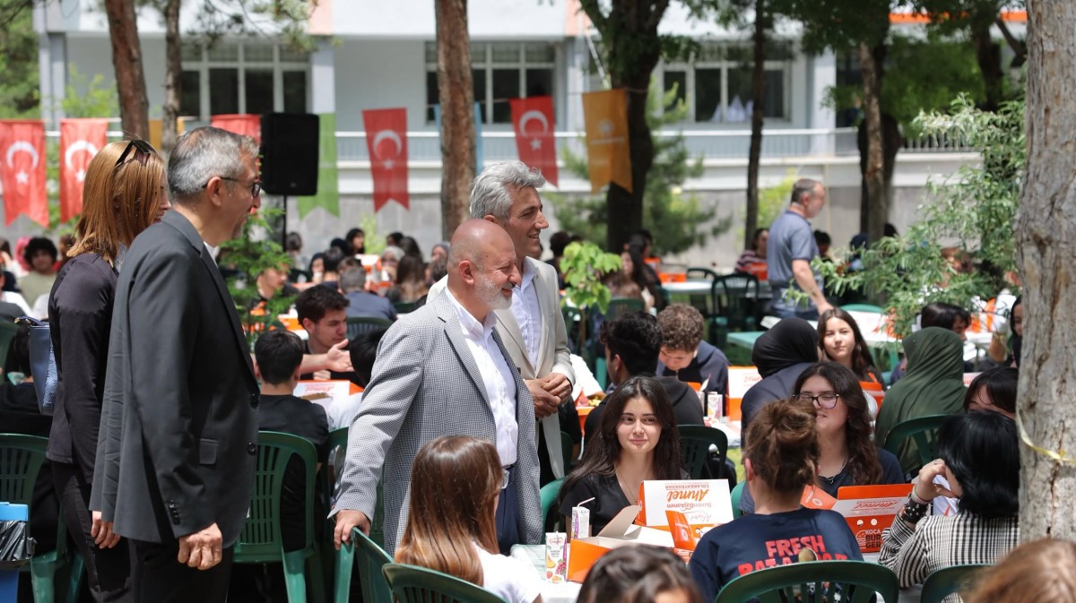 KOCABURGER’İN BU HAFTAKİ DURAĞI SÜMER FEN LİSESİ OLDU