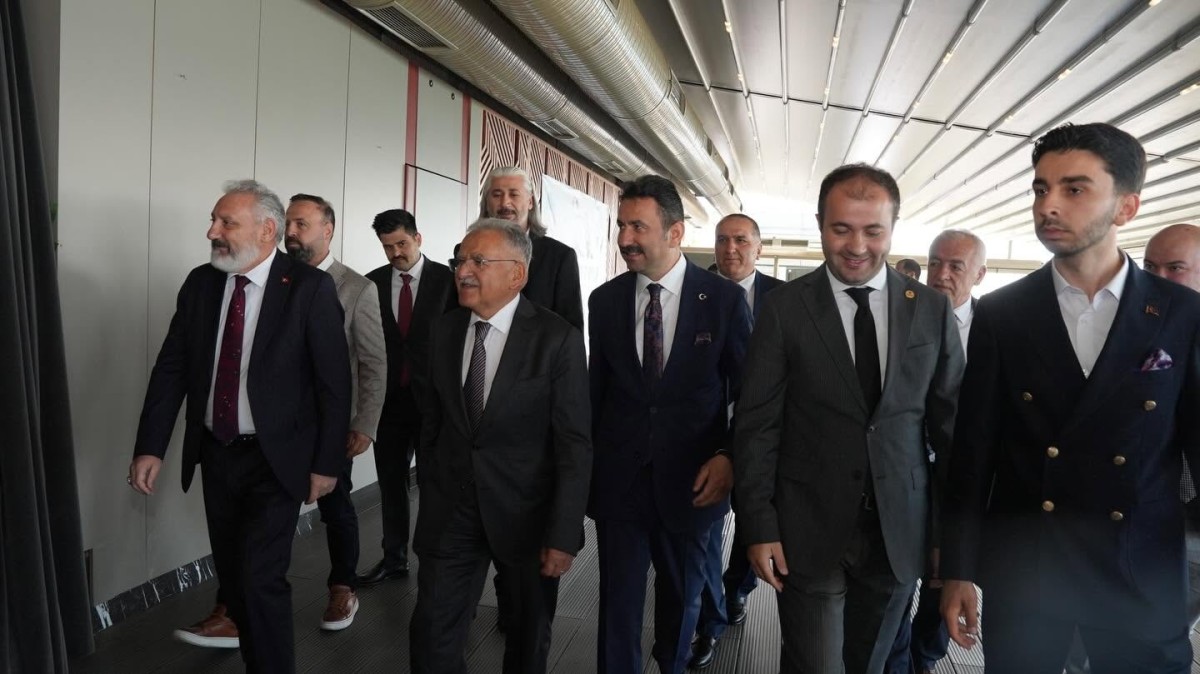  8. KAYSERİLİLER ZİRVESİ'NDE BİRLİK, BERABERLİK VE DAYANIŞMA VURGUSU