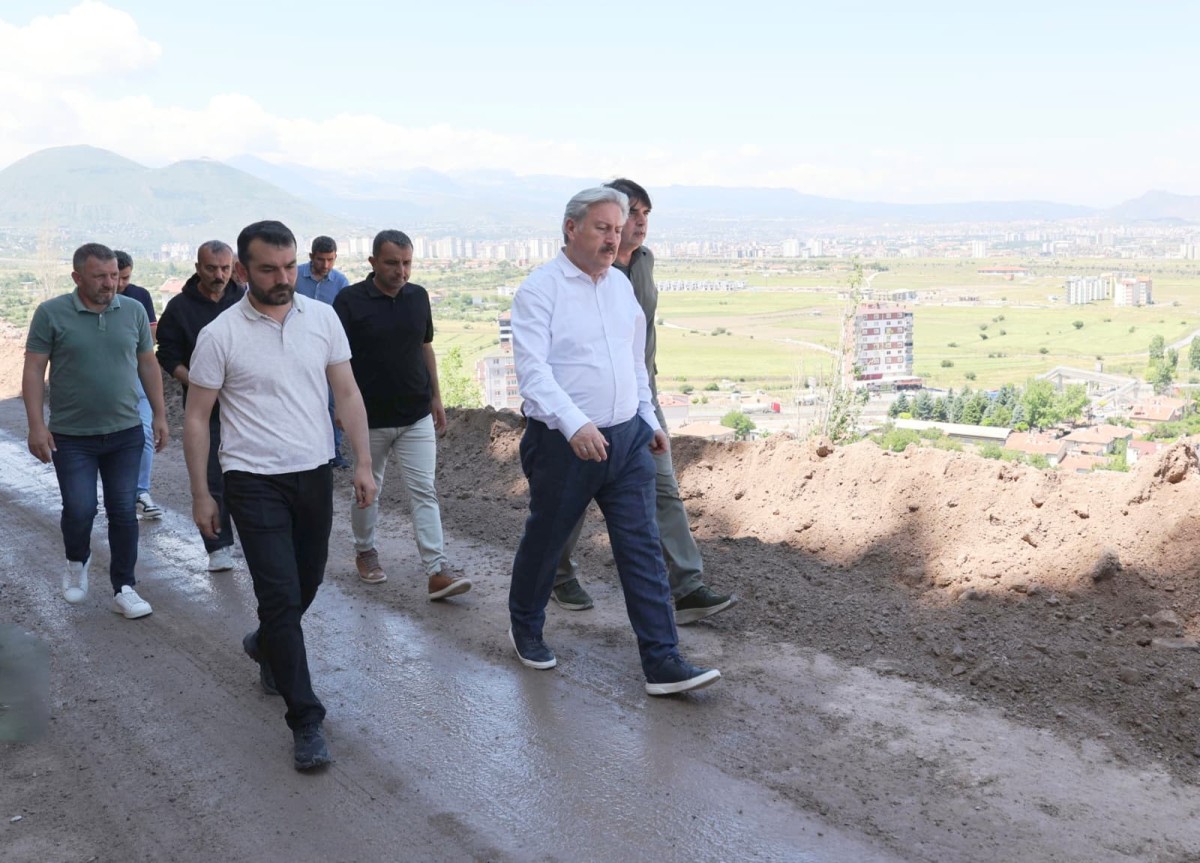 MELİKGAZİ BELEDİYESİ’NDEN MİMARSİNAN MAHALLESİ’NDE ÇÖKEN İSTİNAT DUVARINA ACİL MÜDAHALE
