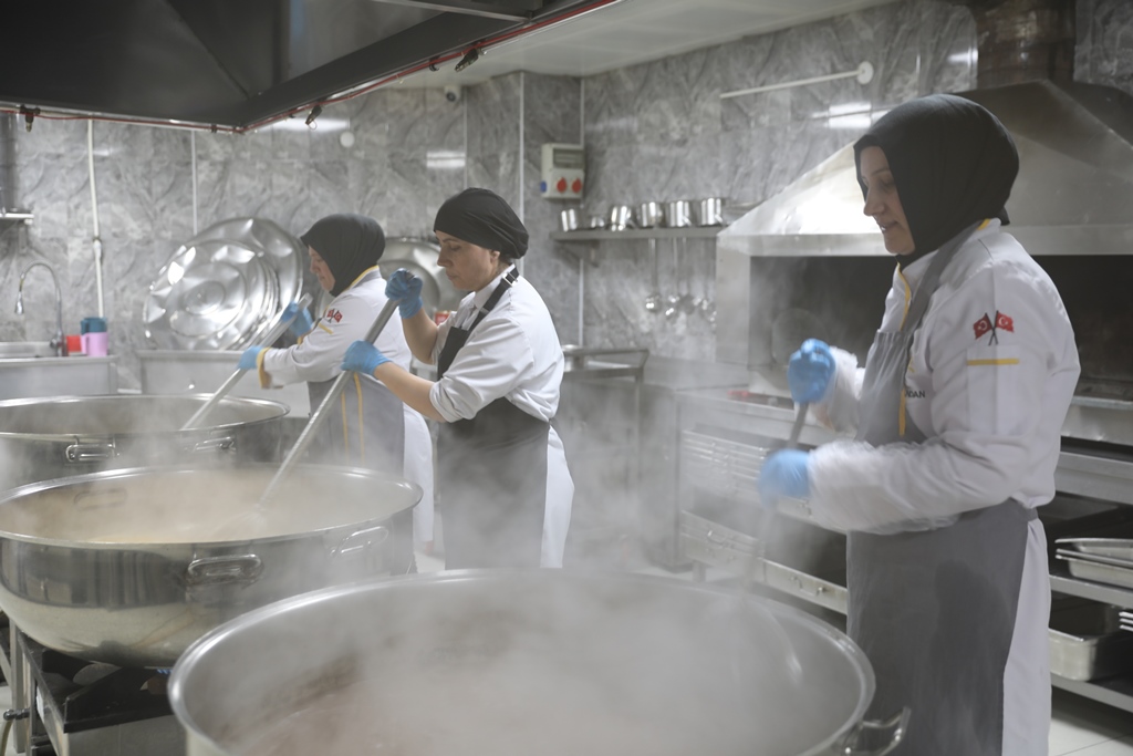 KOCASİNAN’DA EVLERE HER GÜN 4 ÇEŞİT SICAK YEMEK GİDİYOR