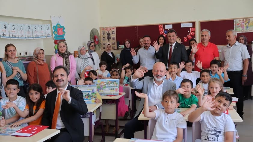 ÇOLAKBAYRAKDAR ÖĞRENCİLERİN KARNE SEVİNCİNE ORTAK OLDU