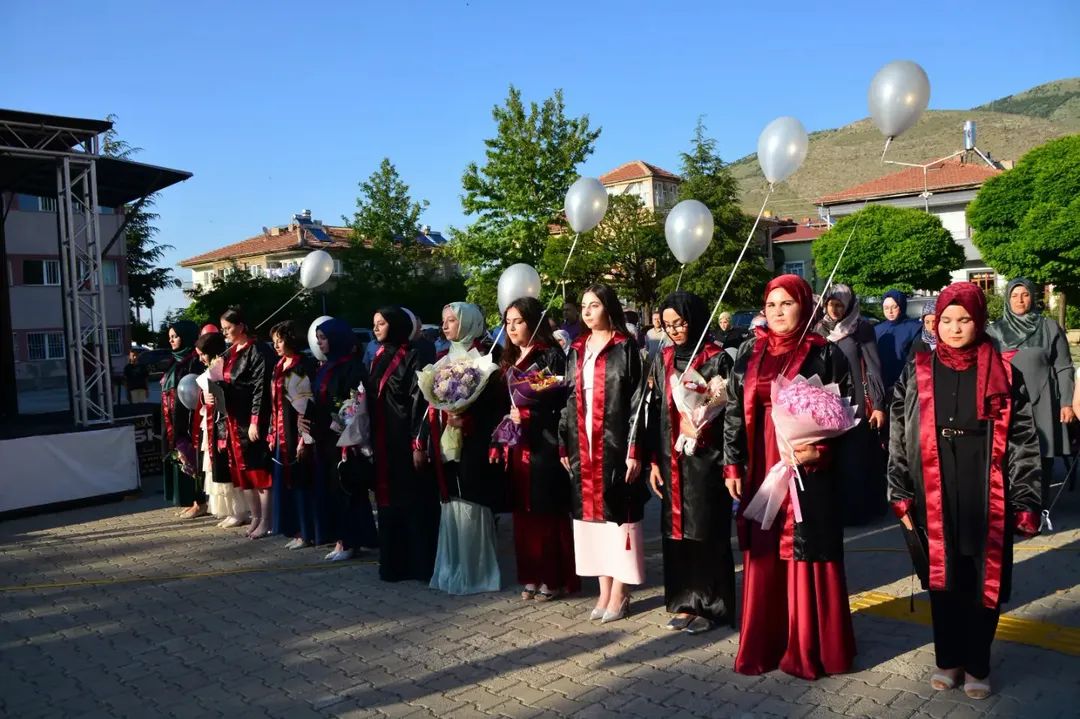 MEZUNİYET SEVİNCİ YAŞADILAR 
