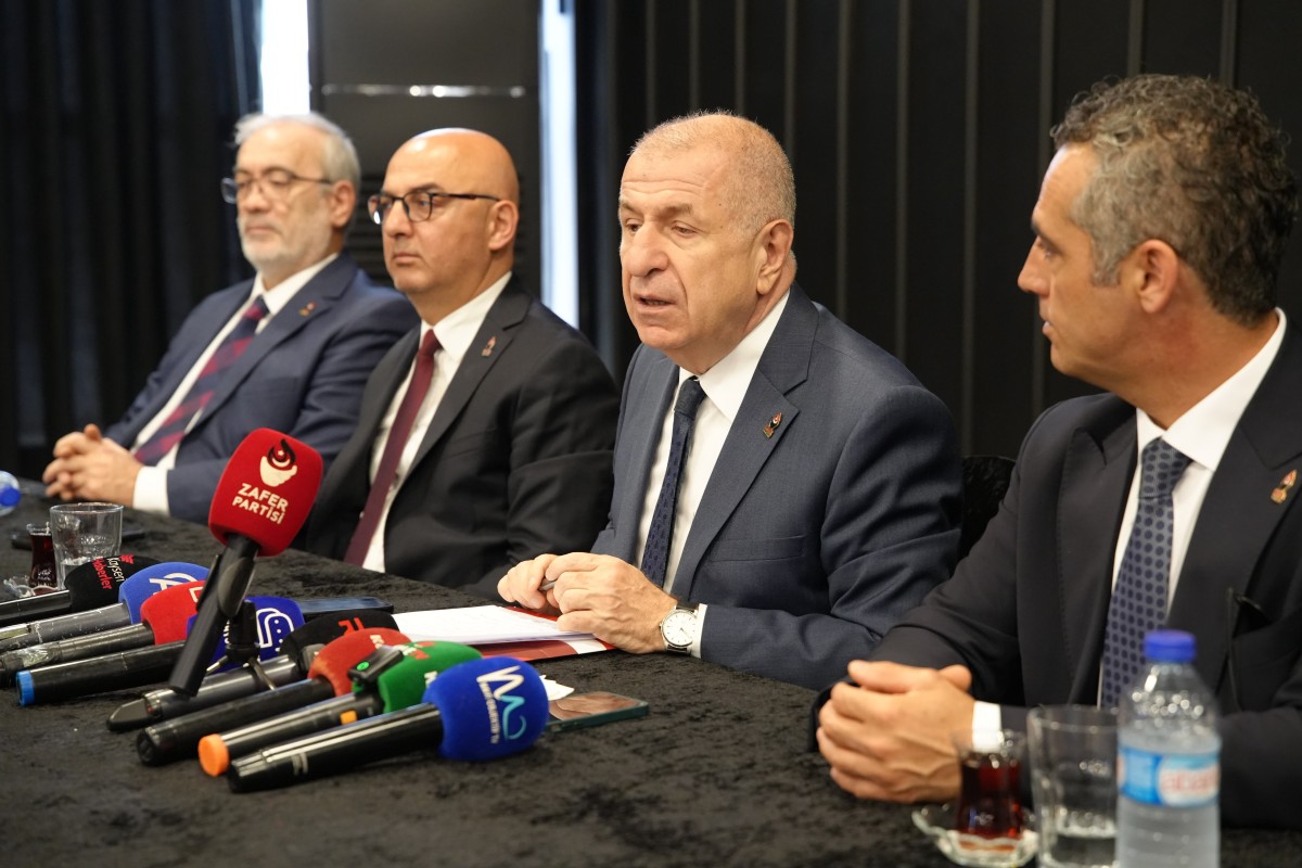 NATO NİYE VAR? ÖZGÜRLÜK VE DEMOKRASİYİ KORUMAK İÇİN. SİZ ÖZGÜRLÜĞÜ ORTADAN KALDIRIYORSUNUZ DEMOKRASİ ZATEN YOK