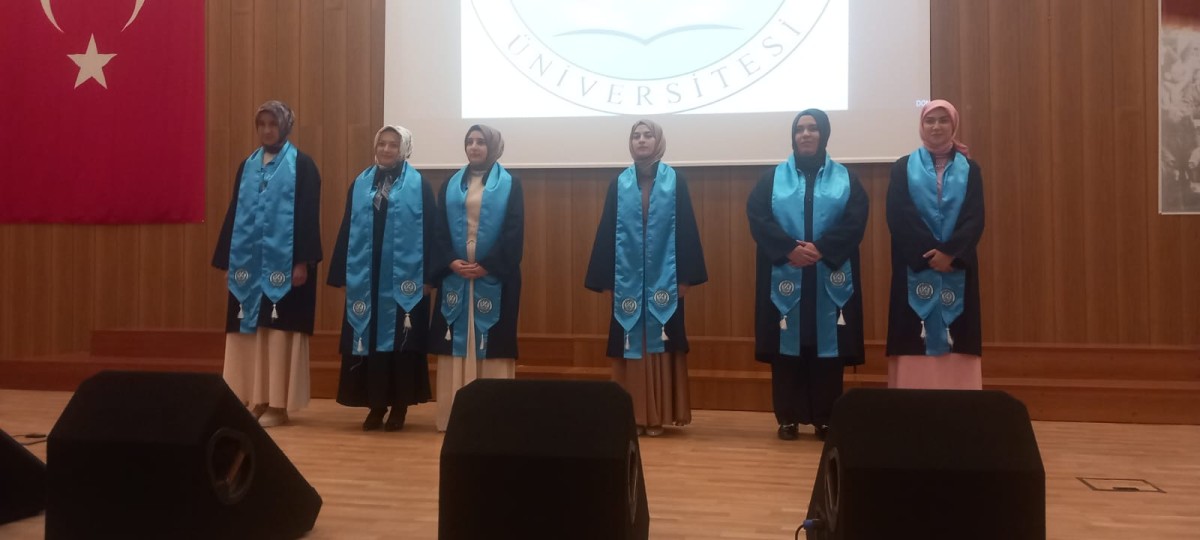 KAYÜ DEVELİ İLAHİYAT FAKÜLTESİNDE MEZUNİYET SEVİNCİ 