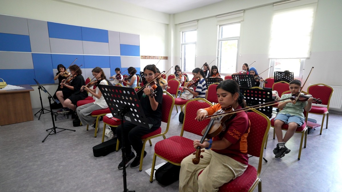 BÜYÜKŞEHİR KONSERVATUVARI'NDA YAZ COŞKUSU: 1.865 KURSİYER SANATLA BULUŞTU