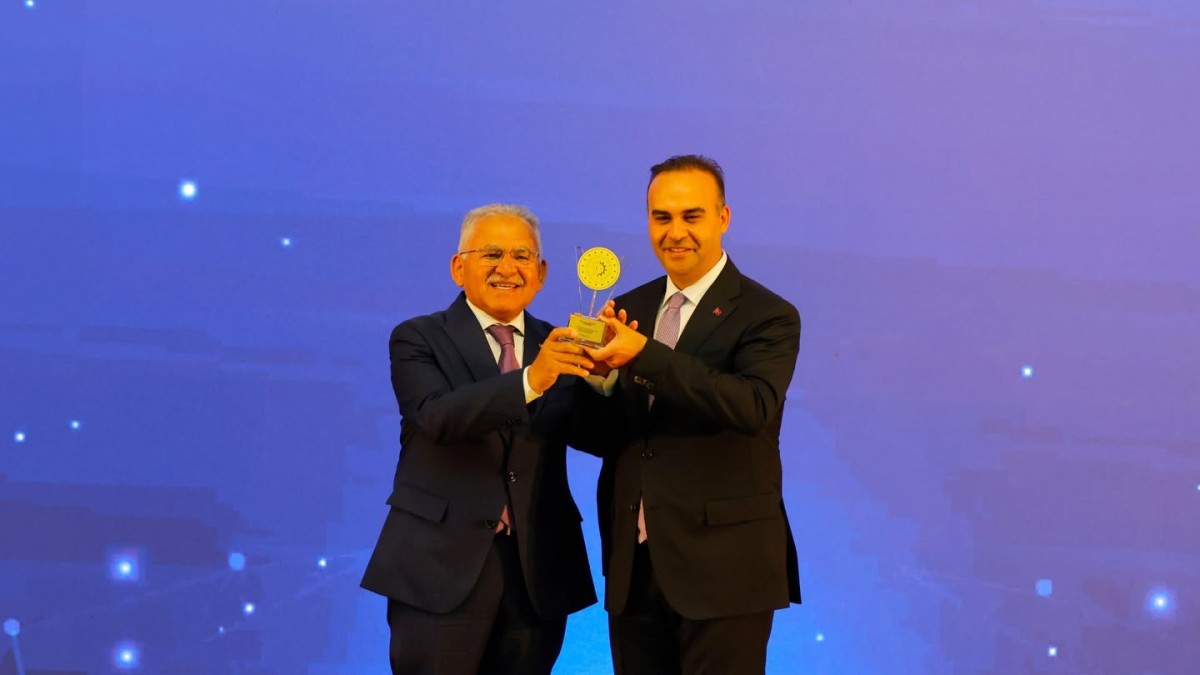 BÜYÜKKILIÇ, RES PROJESİYLE BAKAN KACIR'IN ELİNDEN “ÖDÜL” ALDI