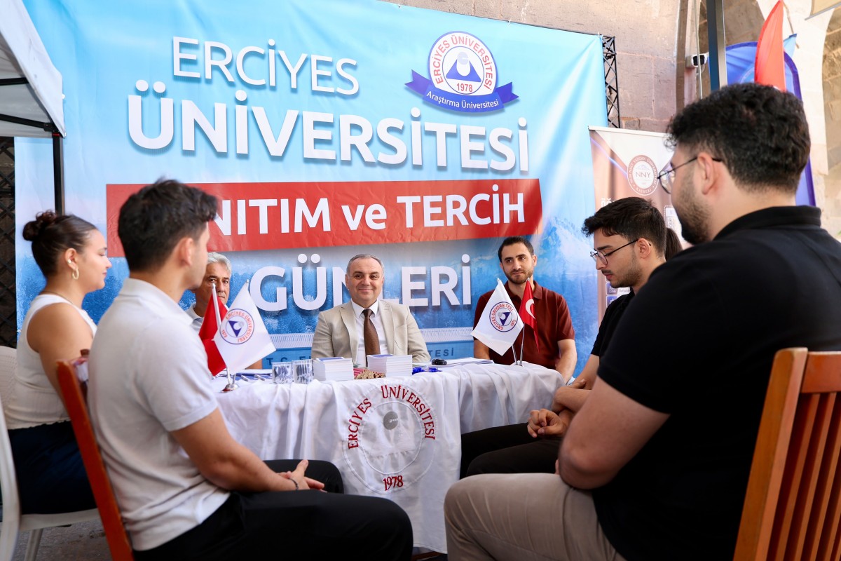 REKTÖR ALTUN, TERCİH STANDINDA YENİ ÖĞRENCİLERLE BULUŞTU 