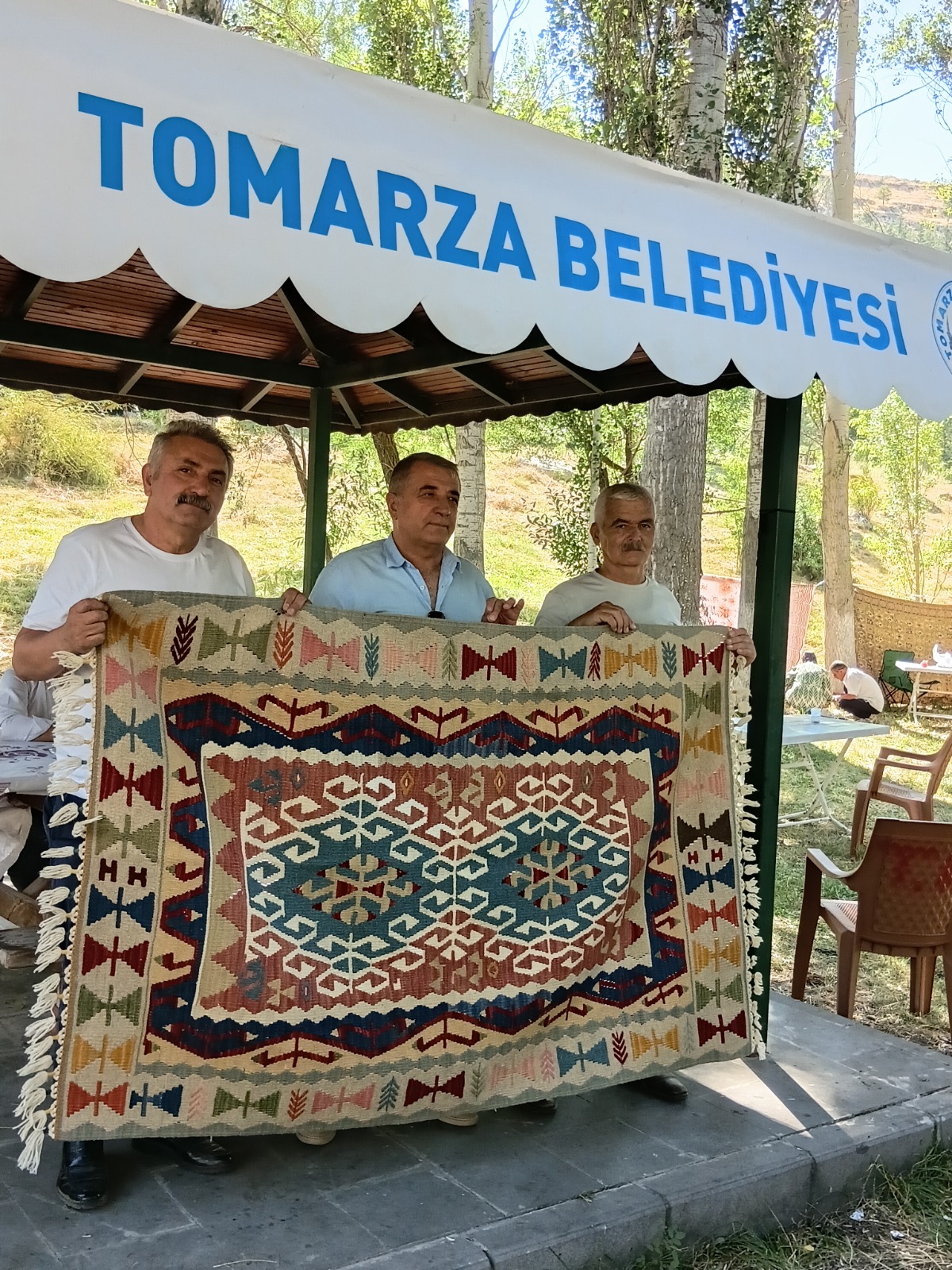 SARIZ BELEDİYESİNDEN TOMARZA'YA KİLİM HEDİYE