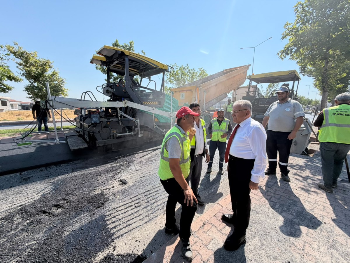 ŞEHİT KOMANDOLAR CADDESİ'ND ASFALT ÇALIŞMASINDA PAZAR MESAİSİ