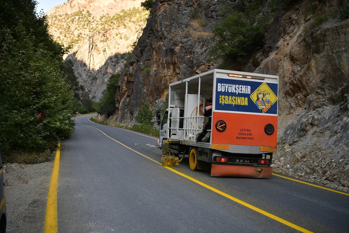 KAPUZBAŞI YOLUNDA 2 MİLYON TL’LİK YOL ÇİZGİSİ ÇALIŞMASI