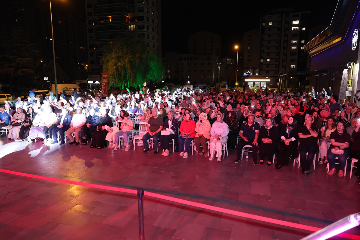 ÇARŞI MELİKGAZİ’DE NOSTALJİK ŞARKILAR GÖNÜLLERİ FETHETTİ
