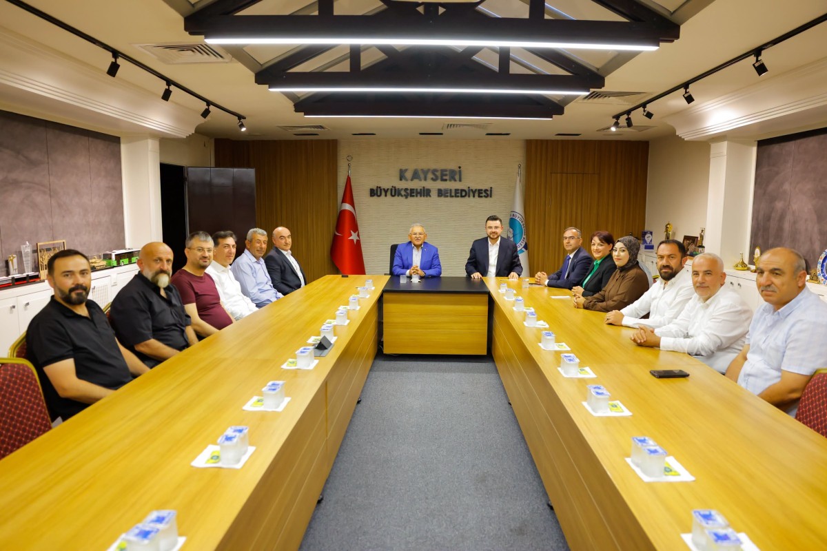 BÜYÜKKILIÇ, ŞEHRİN FARKLI KESİMLERİNDEN KONUKLARINI MAKAMINDA AĞIRLADI