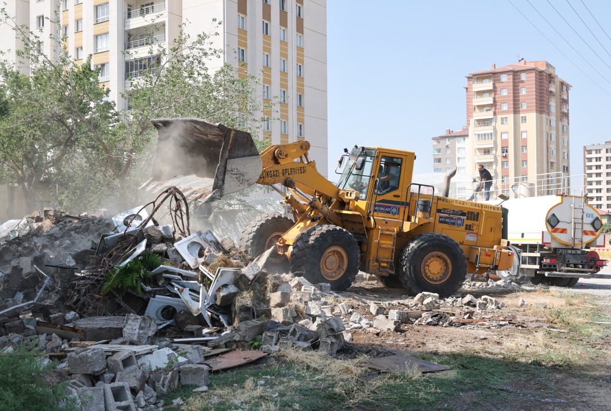 YILDIRIM BEYAZIT’TA 9 GECEKONDU KALDIRILARAK YERİNİ MODERN PARK ALANINA BIRAKTI