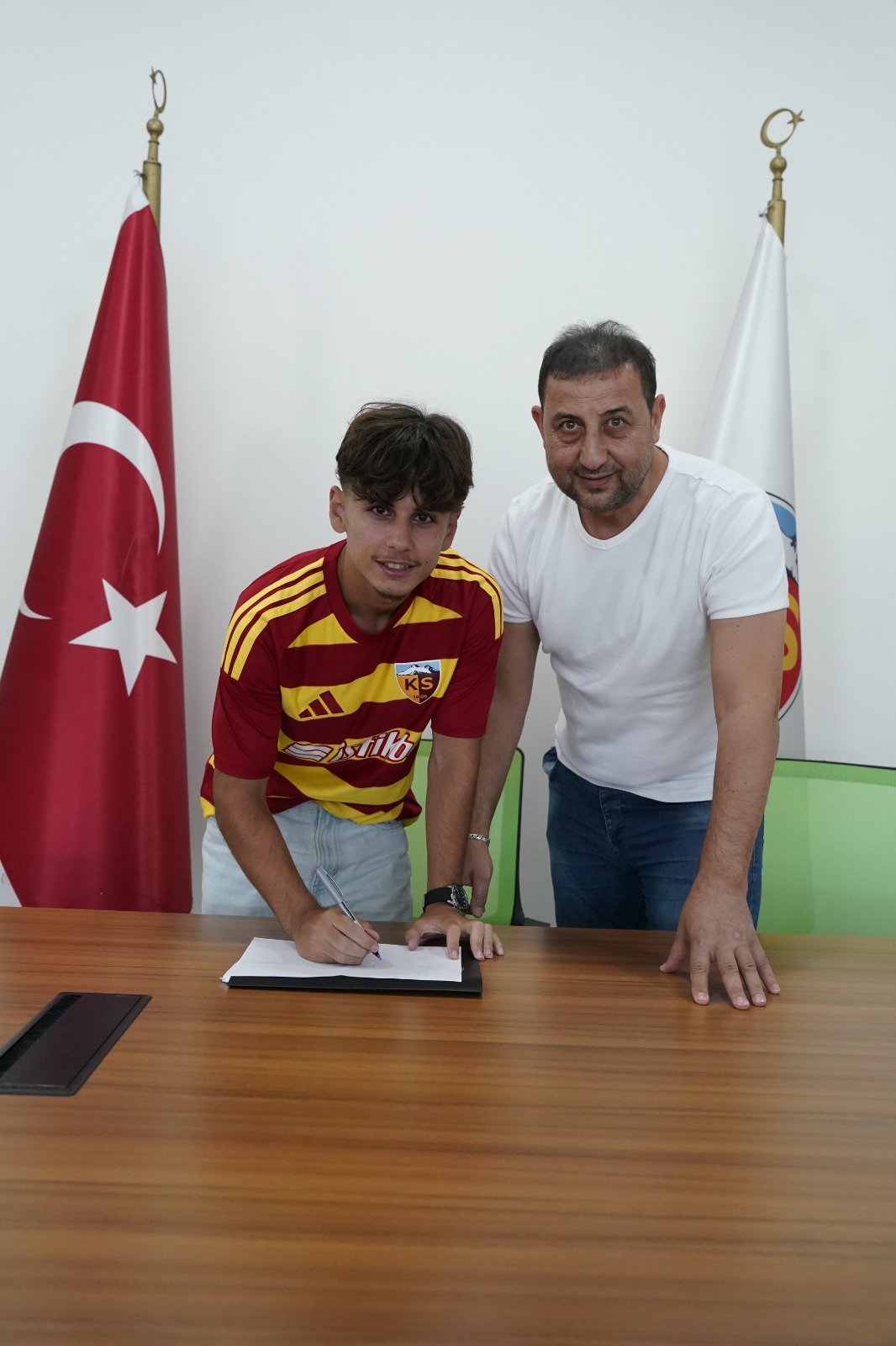 KAYSERİSPOR, GENÇ YlLDlZA İMZA ATTIRDI 