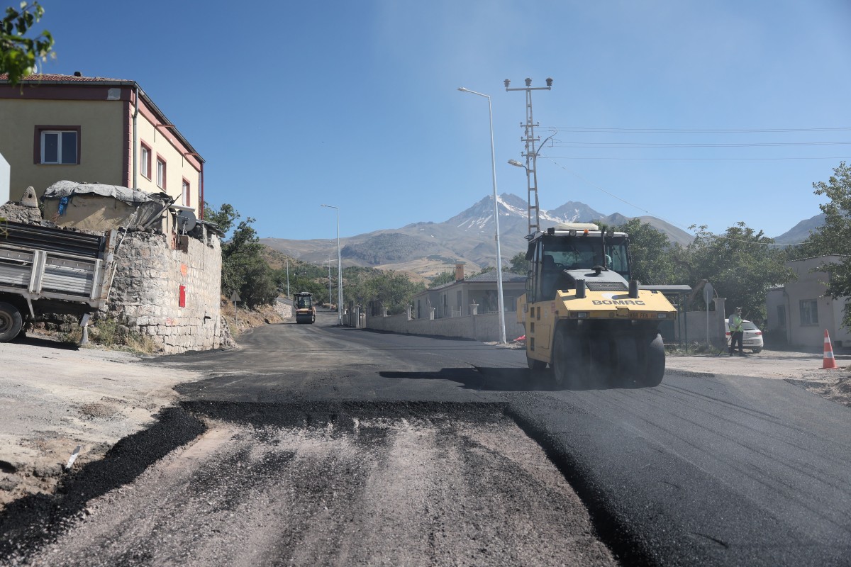 HACILAR’DA YOLLARA 1.450 TONLUK ASFALT DOKUNUŞU