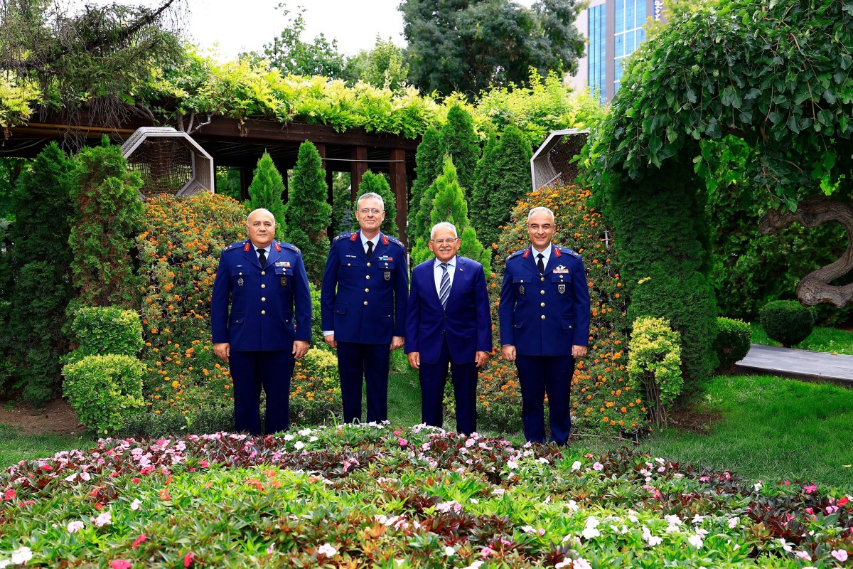 YENİ ATANAN KOMUTANLARINI AĞIRLADI