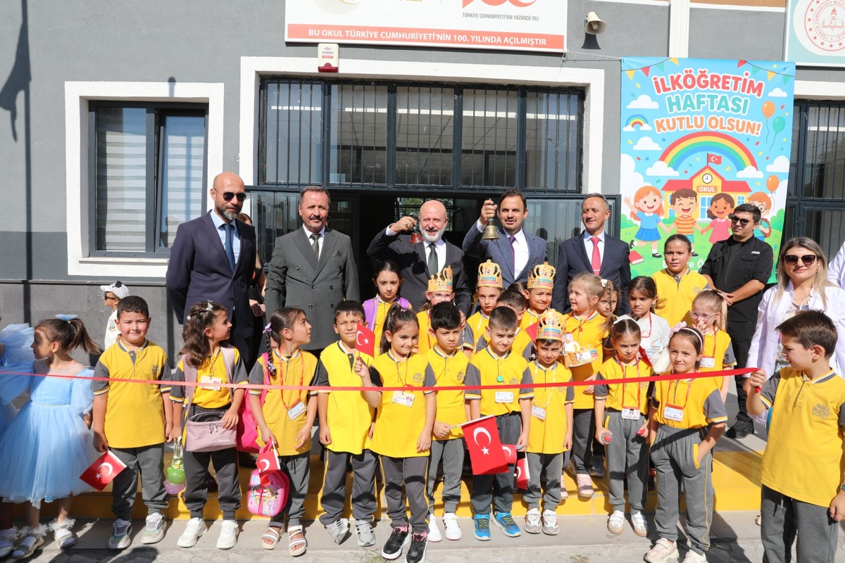 ÇOLAKBAYRAKDAR, İLK DERS ZİLİNDE ÇOCUKLARIN HEYECANINA ORTAK OLDU