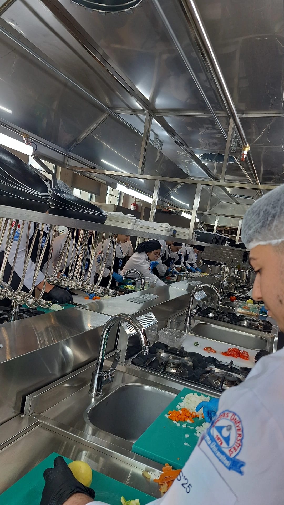 MUTFAK AKADEMİSİ’NDE ÖĞRENCİLERE UYGULAMALI GASTRONOMİ EĞİTİMİ