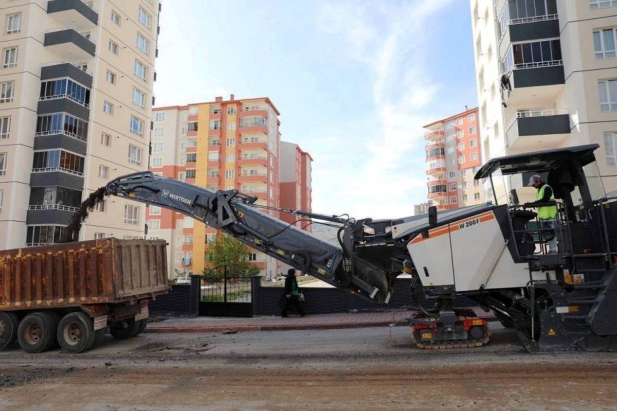KAYSERİ’DE İLK VE TEK OLAN ASFALT FREZE ARACI İLE ASFALT KAZILIYOR