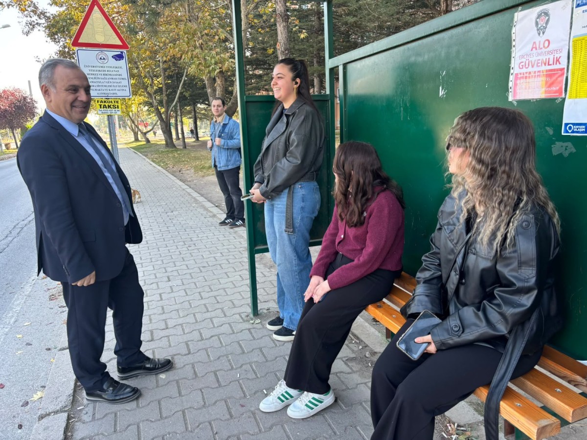 REKTÖR ALTUN KAMPÜSÜ GEZEREK ÖĞRENCİ VE ESNAFLA SOHBET ETTİ