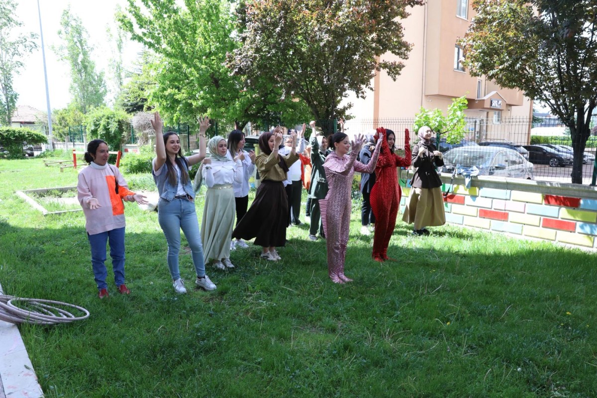 BÜYÜKŞEHİR İLE ÇOCUK BAKIM ELEMANI KURSİYERLERİ SAHADA DENEYİM KAZANIYOR
