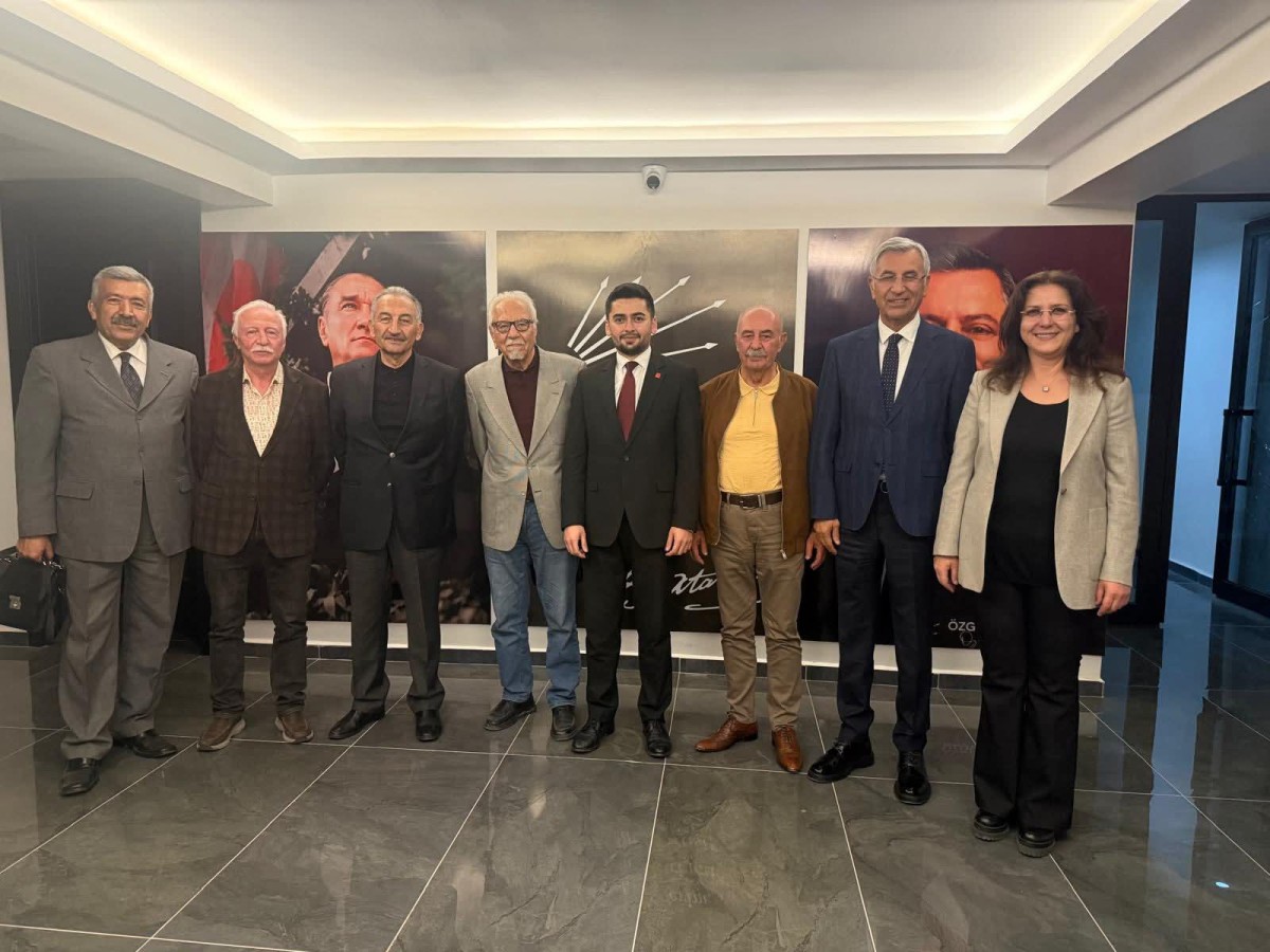 CHP'NİN ESKİ İL BAŞKANLARI YENİ İL BAŞKANI İLE BULUŞTU 