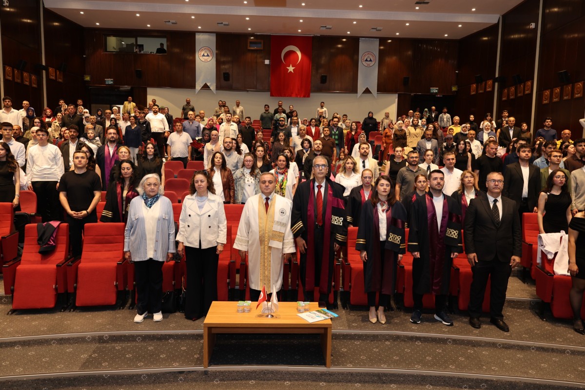 ERÜ'DE ECZACILIK FAKÜLTESİNDE ÖNLÜK GİYME TÖRENİ DÜZENLENDİ 