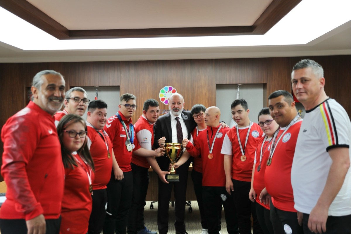 BAŞKAN ÇOLAKBAYRAKDAR, KOCASİNAN’IN ALTIN SPORCULARINI AĞIRLADI