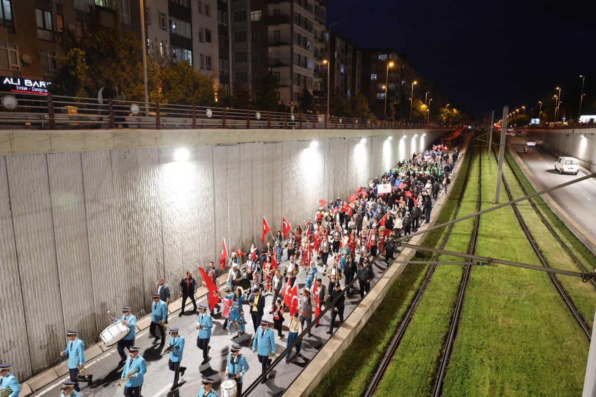 19 MAYIS’IN MEŞALESİ KAYSERİ’DE BİNLERLE YÜRÜDÜ