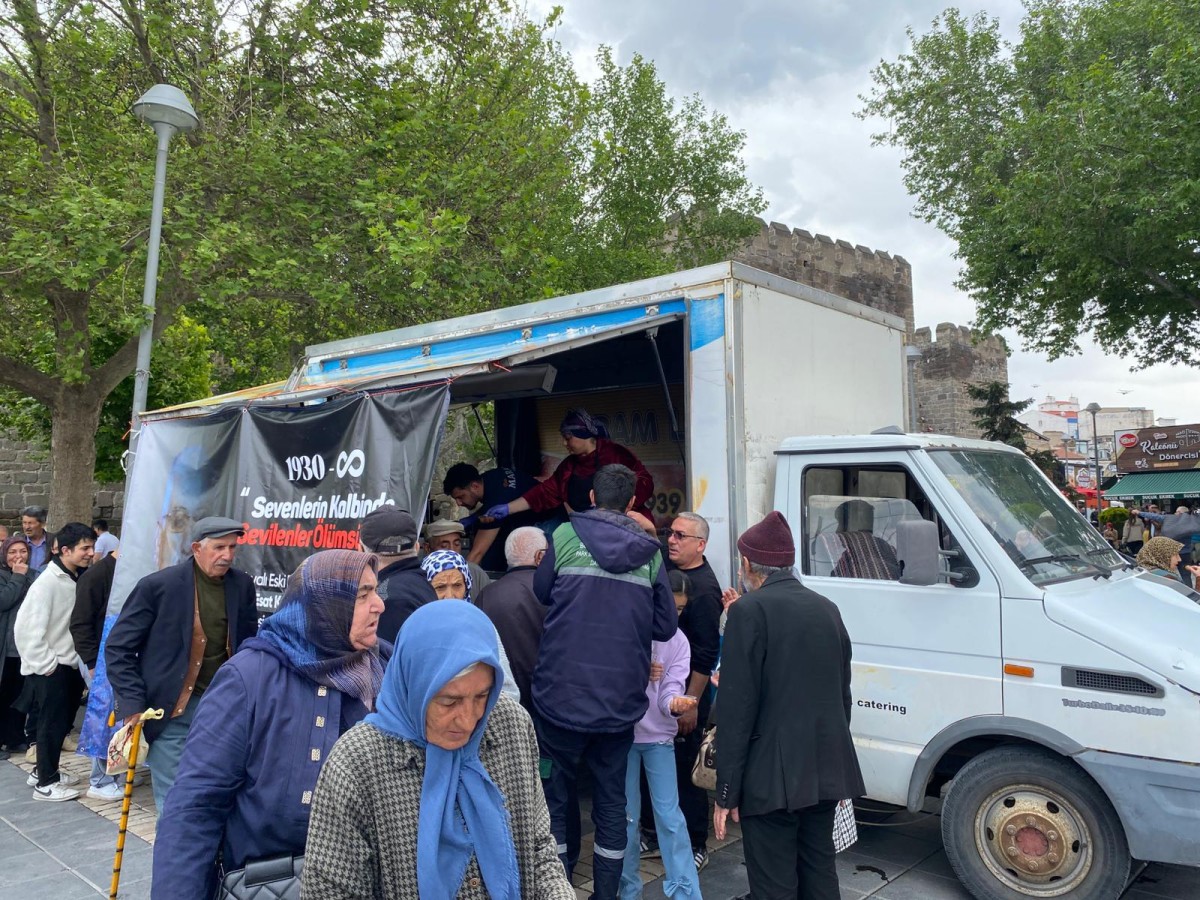 MERHUM KESKİNKlLlÇ İÇİN LOKMA DAĞITILDI 