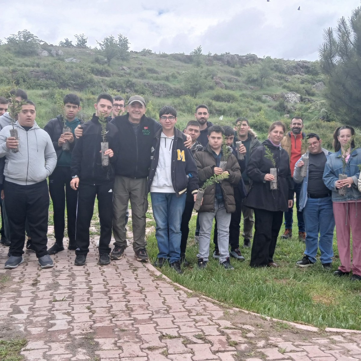 AĞAÇ DEDE: ÖZEL ÇOCUKLARIMIZLA FİDAN DİKME ETKİNLİĞİ MÜKEMMELDİ