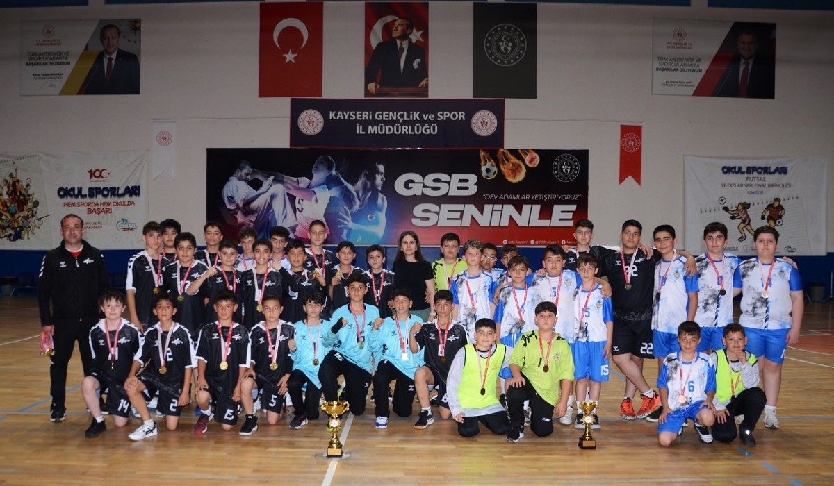 MİNİK HENTBOLCULAR MADALYALARINA KAVUŞTU