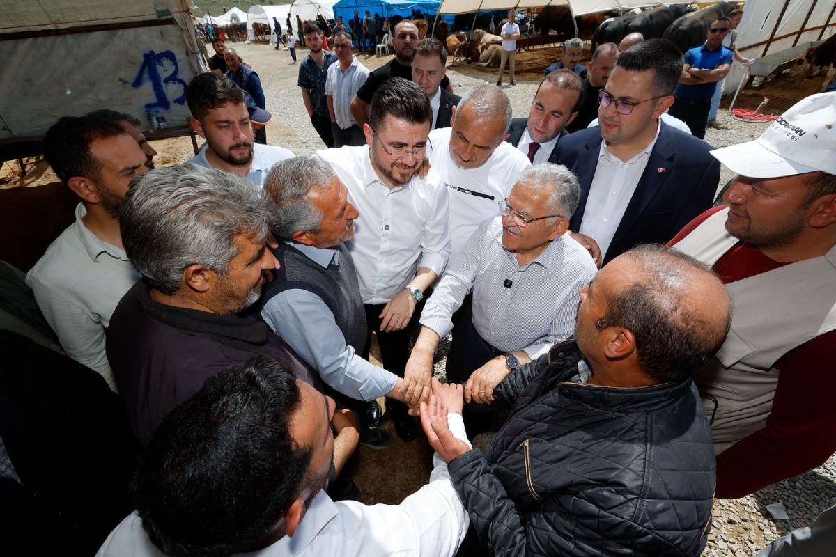 BAŞKAN BÜYÜKKILIÇ, ERKİLET KURBAN PAZARI’NDA SIKI PAZARLIĞA KATILDI