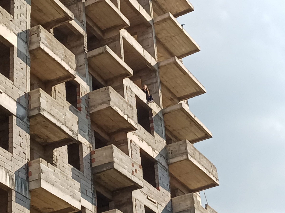 İNŞAATlN 8. KATlNA ÇlKAN GENÇ İKNA ETMEYE ÇALIŞILlYOR 