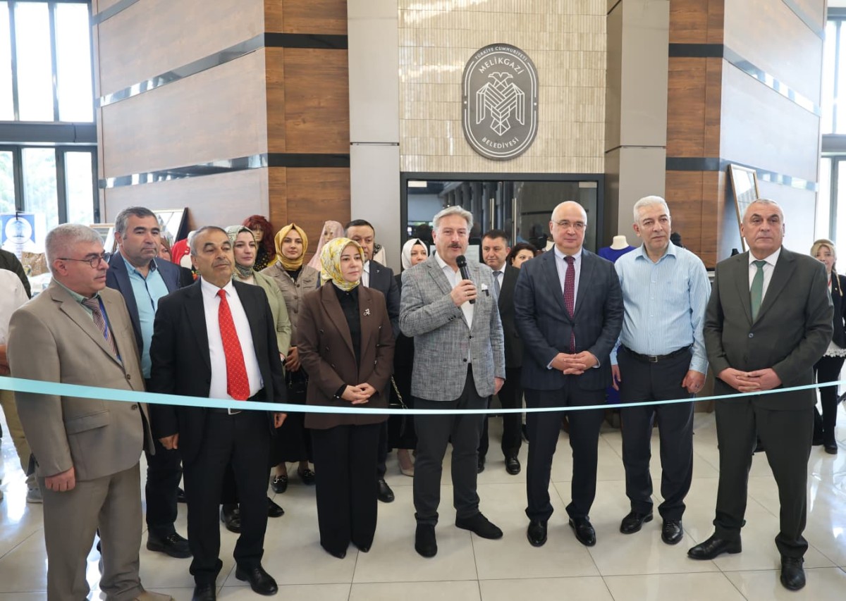 MELİKGAZİ’DE KADINLARIN BİN BİR EMEKLE YAPTIĞI EL ÜRÜNLERİ SERGİSİ GÖZ KAMAŞTIRDI