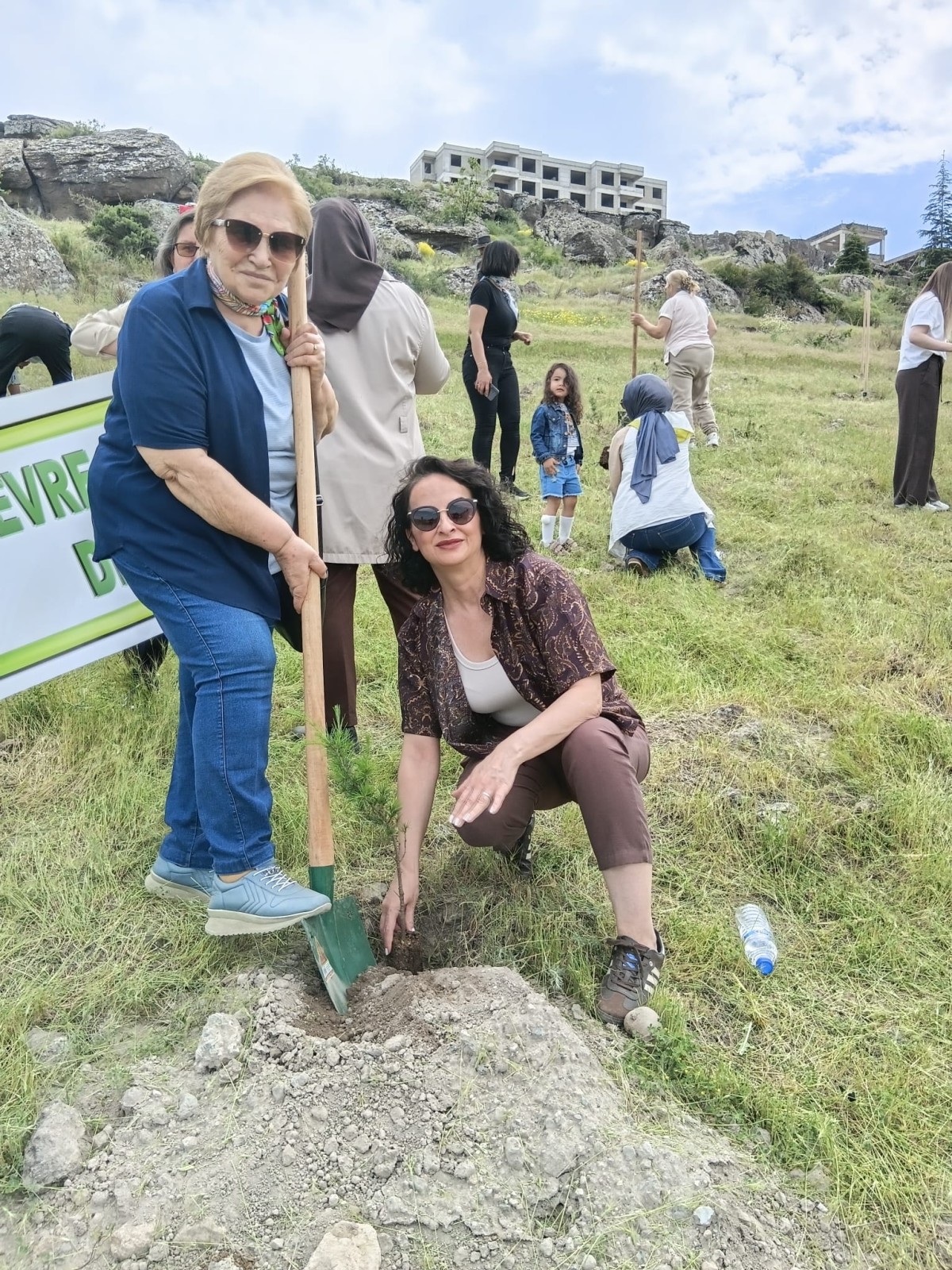 ÇEVRE DOSTLARI DERNEĞİNDEN AĞAÇ DİKME GÜNÜ