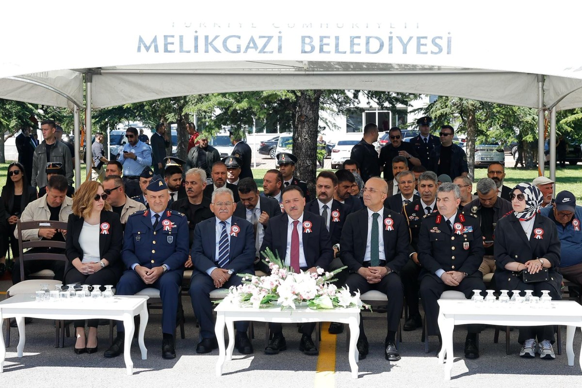 BAYRAĞIMIZIN ÖZGÜRCE DALGALANMASINDA JANDARMAMIZIN FEDAKÂRLIĞI VAR