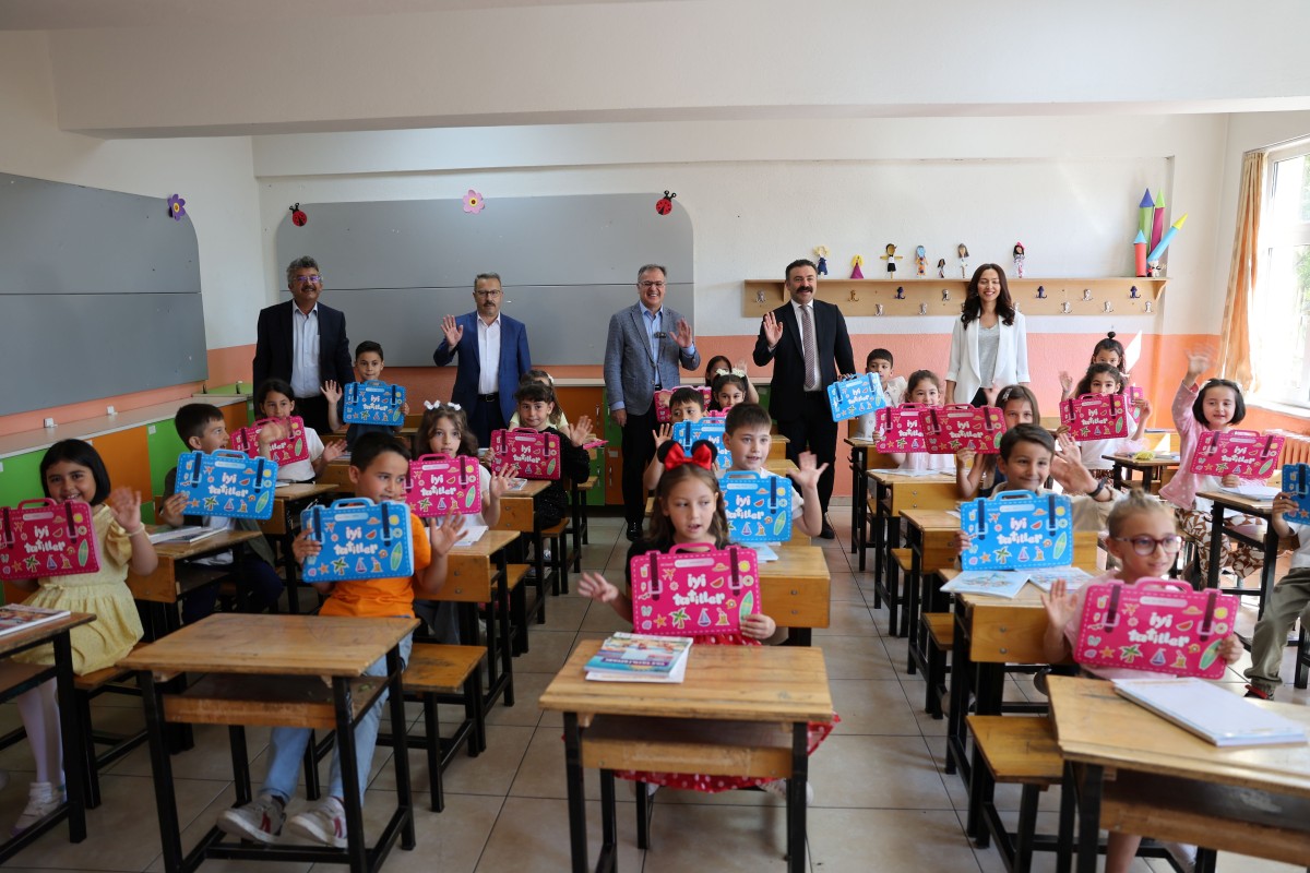 BAŞKAN ÖZDOĞAN, HACILAR'DA KARNE COŞKUSUNA ORTAK OLDU