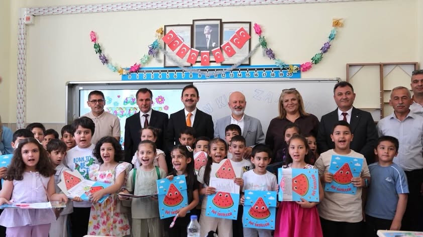 ÇOLAKBAYRAKDAR ÖĞRENCİLERİN KARNE SEVİNCİNE ORTAK OLDU
